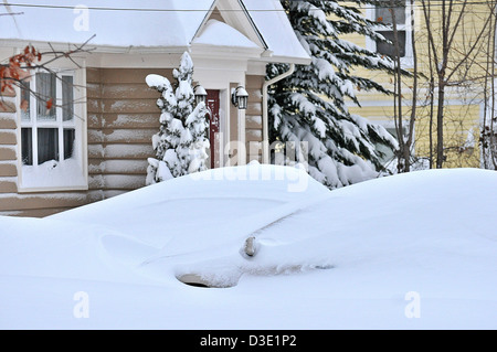 Autos im Schnee aufgetürmt, nachdem Blizzard Nemo Connecticut, dumping Rekord Schneefälle getroffen. Der Ausnahmezustand wurde nach Sturm erklärt. Stockfoto