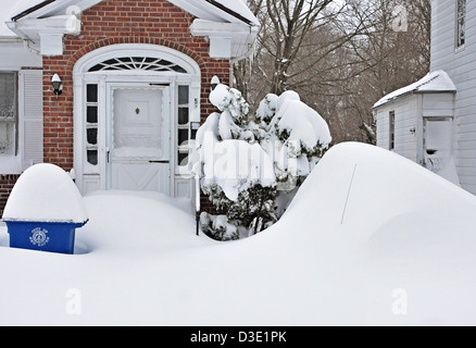 Autos im Schnee aufgetürmt, nachdem Blizzard Nemo Connecticut, dumping Rekord Schneefälle getroffen. Der Ausnahmezustand wurde nach Sturm erklärt. Stockfoto