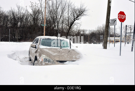 Autos im Schnee aufgetürmt, nachdem Blizzard Nemo Connecticut, dumping Rekord Schneefälle getroffen. Der Ausnahmezustand wurde nach Sturm erklärt. Stockfoto