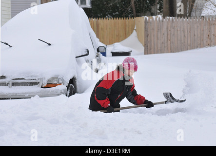 New Haven, CT ein junger Mann Schaufeln entlang Beverly Drive in New Haven nach Nemo, einer der schlimmsten Stürme in der CT-Geschichte Stockfoto