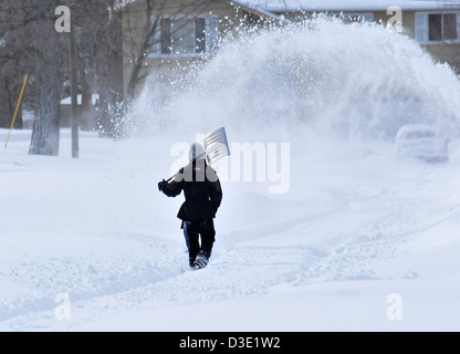 New Haven--geht ein Mann in der Nähe von Brunnen Street in New Haven nach Nemo, dem schlechtesten Blizzrd in der CT-Geschichte Stockfoto