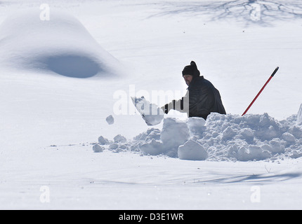 New Haven--Schaufeln ein Mannes entlang Lakeview Terrace nach Nemo, der schlimmste Schneesturm in der CT-Geschichte Stockfoto