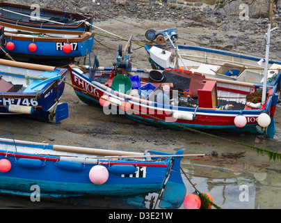 Festgemachten Boote in Coverack Hafen Cornwall Stockfoto