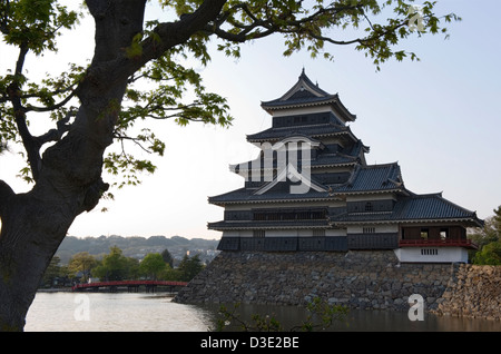 16. Jahrhundert Matsumoto Castle ist auch bekannt als Crow, ein nationaler Schatz von Japan durch Shimadachi Sadanaga Burg. Stockfoto