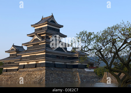 16. Jahrhundert Matsumoto Castle ist auch bekannt als Crow, ein nationaler Schatz von Japan durch Shimadachi Sadanaga Burg. Stockfoto