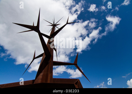 Blick auf das abstrakte Spitzen Eisen Struktur Monument im Parque Das Nacoes, Lissabon, Portugal. Stockfoto