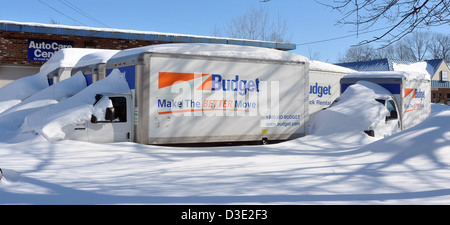 New Haven, CT USA begraben Miet-LKW entlang Whalley Avenue nach Nemo, einer der schlimmsten Stürme in der CT-Geschichte Stockfoto