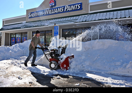 Ein Mann verwendet eine Schneefräse, um in einem Unternehmen nach Blizzard Nemo, fiel fast 40 Zoll Schnee auf Connecticut Schneeräumung Stockfoto