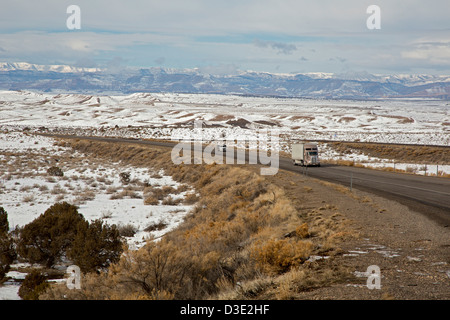 Cisco, Utah - LKW Reisen östlich auf der Interstate 70 im östlichen Utah im Winter. Stockfoto