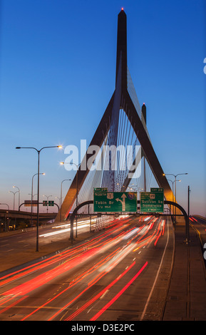 Verkehr auf einer Hängebrücke, Leonard P. Zakim Bunker Hill Bridge, Boston, Massachusetts, USA Stockfoto