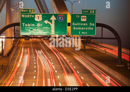 Verkehr auf einer Hängebrücke, Leonard P. Zakim Bunker Hill Bridge, Boston, Massachusetts, USA Stockfoto