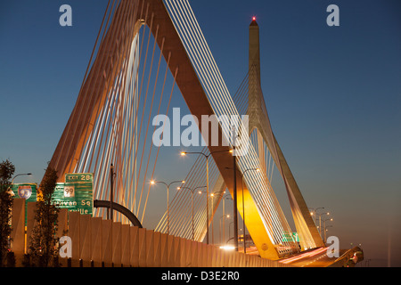 Hängebrücke leuchtet in der Dämmerung, Leonard P. Zakim Bunker Hill Bridge, Boston, Massachusetts, USA Stockfoto