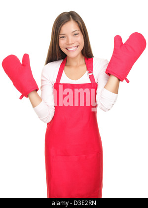 Glückliche junge Mischlinge asiatischen / Caucasian Frau mit Kochen Handschuhe auf weißem Hintergrund isoliert Stockfoto
