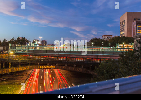 Streifen von Ampeln auf der Straße unter Brücke Charles Street Charles MGH Station Longfellow Bridge Boston Massachusetts, USA Stockfoto