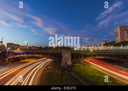 Straßenverkehr in Stadtbrücke Storrow Drive Charles Street Charles MGH Station Longfellow Bridge Boston Massachusetts, USA Stockfoto