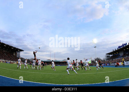 Hendon, Nord-London, UK Sarazenen V Exeter Chiefs Rugby-16. Februar 2013 Gesamtansicht der Allianz Park am Line-Out. Bild: Paul Marriott Fotografie/Alamy Live-Nachrichten Stockfoto