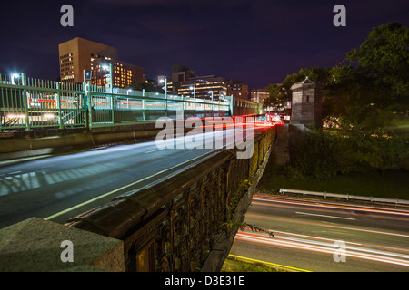 Verkehr auf der Straße in einer Stadt, Storrow Drive, Boston, Massachusetts, USA Stockfoto