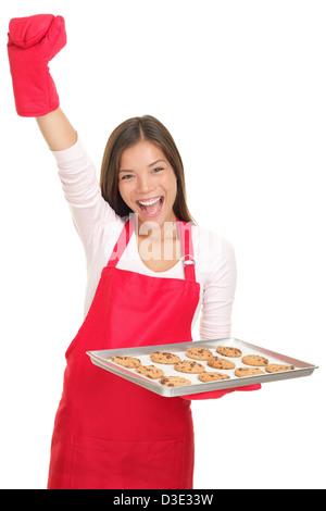 Porträt von aufgeregt Mischlinge asiatischen / Caucasian Frau mit Ablage von Cookies mit erhobenem Arm isoliert auf weißem Hintergrund Stockfoto