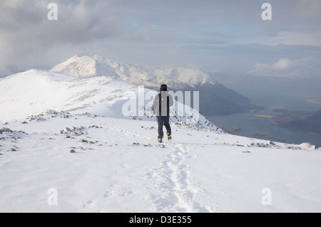 Einsamer Wanderer auf dem Gipfel des Sgorr Nam Fiannaidh, Glencoe, mit Beinn ein "Bheithir in der Ferne Stockfoto