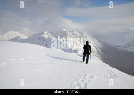 Wanderer auf dem Gipfel des Sgorr Nam Fiannaidh, mit Blick auf die schmale Aonach Eagach Ridge, Glencoe, Schottisches Hochland Stockfoto