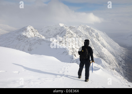 Wanderer auf dem Gipfel des Sgorr Nam Fiannaidh, mit Blick auf die schmale Aonach Eagach Ridge, Glencoe, Schottisches Hochland Stockfoto