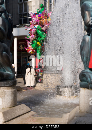 Frau verkaufen Ballons in der Innenstadt an einem sonnigen Tag Stockfoto