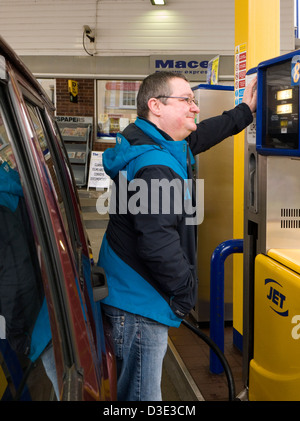 Mann füllt sich ein Auto mit lpg-Kraftstoff Stockfoto