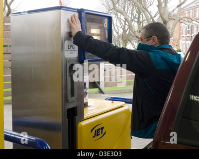 Mann füllt sich ein Auto mit lpg-Kraftstoff Stockfoto