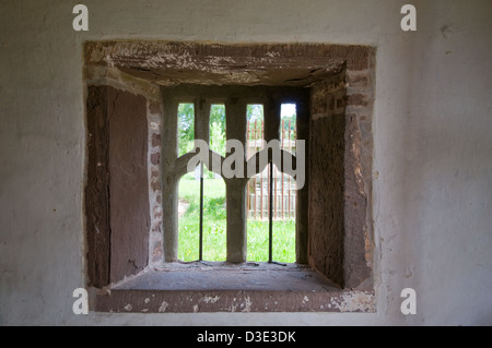 Ein Fenster in der St. Bridget's Kirche, Skenfrith, South Wales. Stockfoto