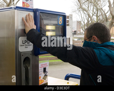 Mann füllt sich ein Auto mit lpg-Kraftstoff Stockfoto