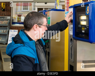 Mann füllt sich ein Auto mit lpg-Kraftstoff Stockfoto