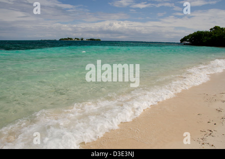 Belize, Bezirk Stann Creek, Sapodilla Cayes Marine Reserve. Inselansicht von Hunting Caye aus Kalk Caye. Stockfoto