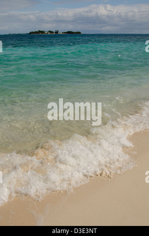 Belize, Bezirk Stann Creek, Sapodilla Cayes Marine Reserve. Inselansicht von Hunting Caye aus Kalk Caye. Stockfoto