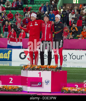 Hamar, Norwegen. 17. Februar 2013.  ISU World Cup Speed-Skating Championships 2013 L - R Zbigniew Brodka Polen zweiten Platz, erster Stelle Havard Bokko Norwegens und Bart Swings Belgien dritten Platz feiert auf dem Podium, während die Essent ISU Allround Eisschnelllauf WM 2013 in der Viking Schiff Olympic Arena in Hamar, Norwegen. Bildnachweis: Action Plus Sport Bilder/Alamy Live News Stockfoto