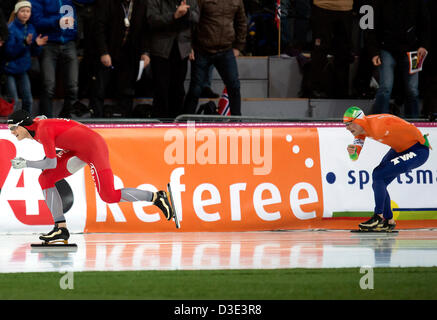 Hamar, Norwegen. 17. Februar 2013.  ISU Essent ISU World Allround Speed Skating Championships 2013. Havard Bokko Norwegens führt über Sven Kramer der Niederlande in den Männern Renndistanz von 1000m, während der Eisschnelllauf-WM in Viking Schiff Olympic Arena Hamar, Norwegen. Bildnachweis: Action Plus Sport Bilder/Alamy Live News Stockfoto