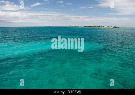 Belize, Bezirk Stann Creek, Sapodilla Cayes Marine Reserve. Riff auf Hunting Caye & Nicholas Caye in der Ferne. Stockfoto