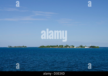 Belize, Bezirk Stann Creek, Sapodilla Cayes Marine Reserve. Riff auf Hunting Caye (R) und Nicholas Caye (L). Stockfoto