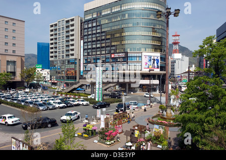 Eine Blütenpracht hellt die zentrale Platz vor dem Bahnhof Nagano Stadt an einem sonnigen Frühlingstag Stockfoto