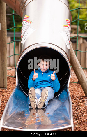 Ein Junge spielt auf der Folie am Zoo von Banham, Norfolk, England, Großbritannien, Uk Stockfoto