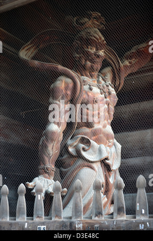Riesige hölzerne Tor Gott Wächter Statue mit ängstlichen Ausdruck steht am Einstieg zum Tendai Sekte Zenkoji Buddhistentempel, Nagano Stockfoto