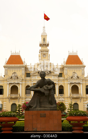 Ho-Chi-Minh-Statue vor Peoples Committee Gebäude Ho Chi Minh City, Vietnam Stockfoto