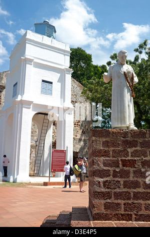 Statue von Str. Francis Xavier vor St. Pauls-Kirche in Melaka, Malaysia Stockfoto