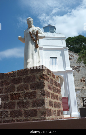 St. Pauls-Kirche mit Statue des Hl. Franz Xaver in Melaka, Malaysia Stockfoto