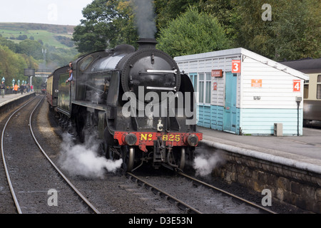 Südlichen Lokomotive 825 sitzen in der Station in Grosmont warten auf die ersten Passagiere des Tages. Stockfoto