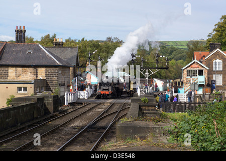 Dampfzug verlassen Bahnhof Grosmont, North Yorkshire moors railway Stockfoto