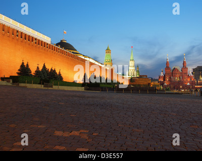 Der Kreml (St. Nikolaus (Nikolskaya) Tower) und das staatliche historische Museum der Russischen Föderation auf dem Roten Platz in Moskau, Russland Stockfoto