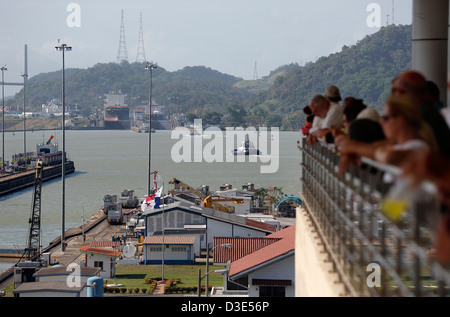 Schiffe in Miraflores Schleusen des Panama-Kanals Stockfoto