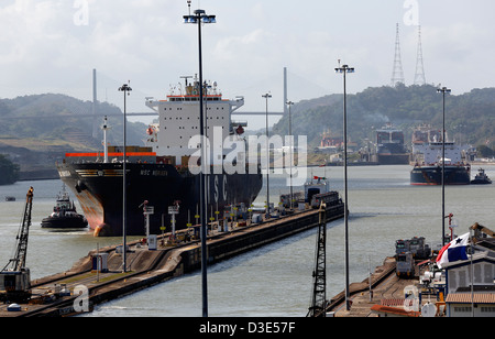 Schiffe in Miraflores Schleusen des Panama-Kanals Stockfoto