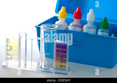 Schwimmbad-Test-Kit für die Prüfung der chemischen Niveaus. Stockfoto