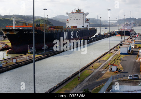 Schiffe in Miraflores Schleusen des Panama-Kanals Stockfoto